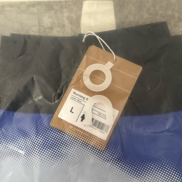 ON RUNNING Women’s Running Shorts in Colbalt Blue size large - Picture 6 of 9